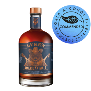 Een fles Lyre's American Mailt met een aanbevelingsmedaille van The World Alcohol-Free Awards