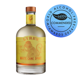 Een fles Lyre's White Cane Spirit met een aanbevelingsmedaille van The World Alcohol-Free Awards