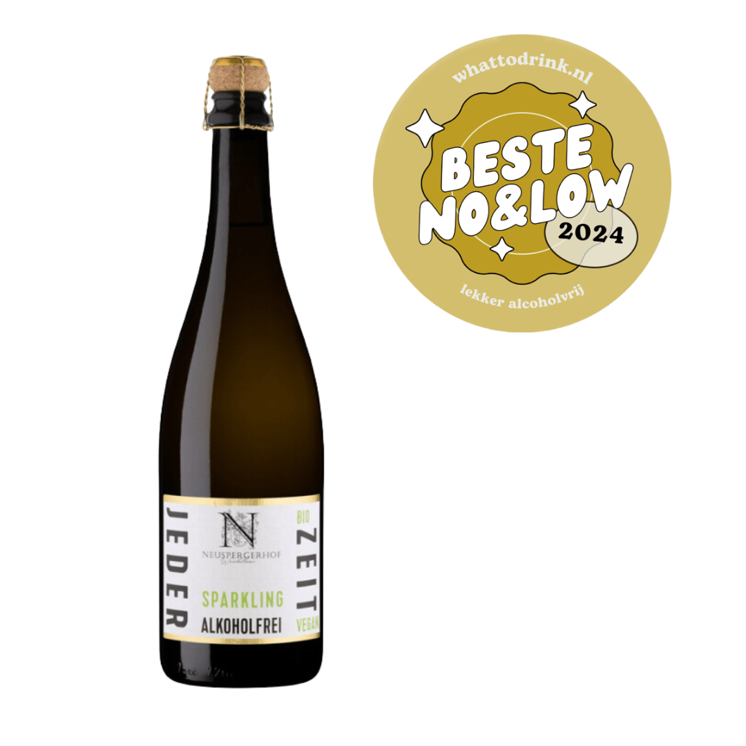Een fles Jederzeit Sparkling met stijlvol wit etiket en gouden medaille: Best No-Lo 2024