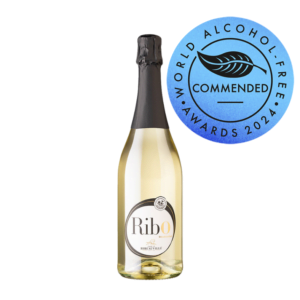 Een fles Rib0 Sparkling met een aanbevelingsmedaille van The World Alcohol-Free Awards