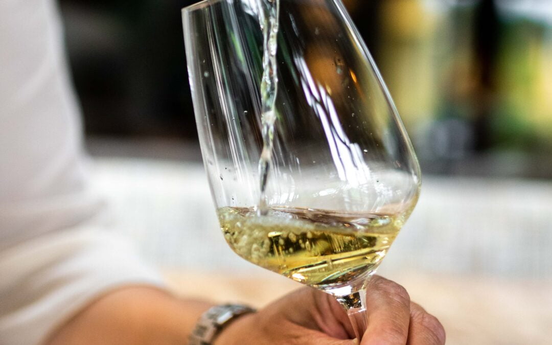 Een mooi glas waarin een lekkere alcoholvrije witte wijn wordt gegoten