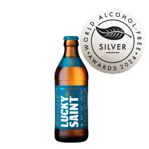 Een flesje Lucky Saint alcoholvrij bier met een zilveren medaille van The World Alcohol-Free Awards